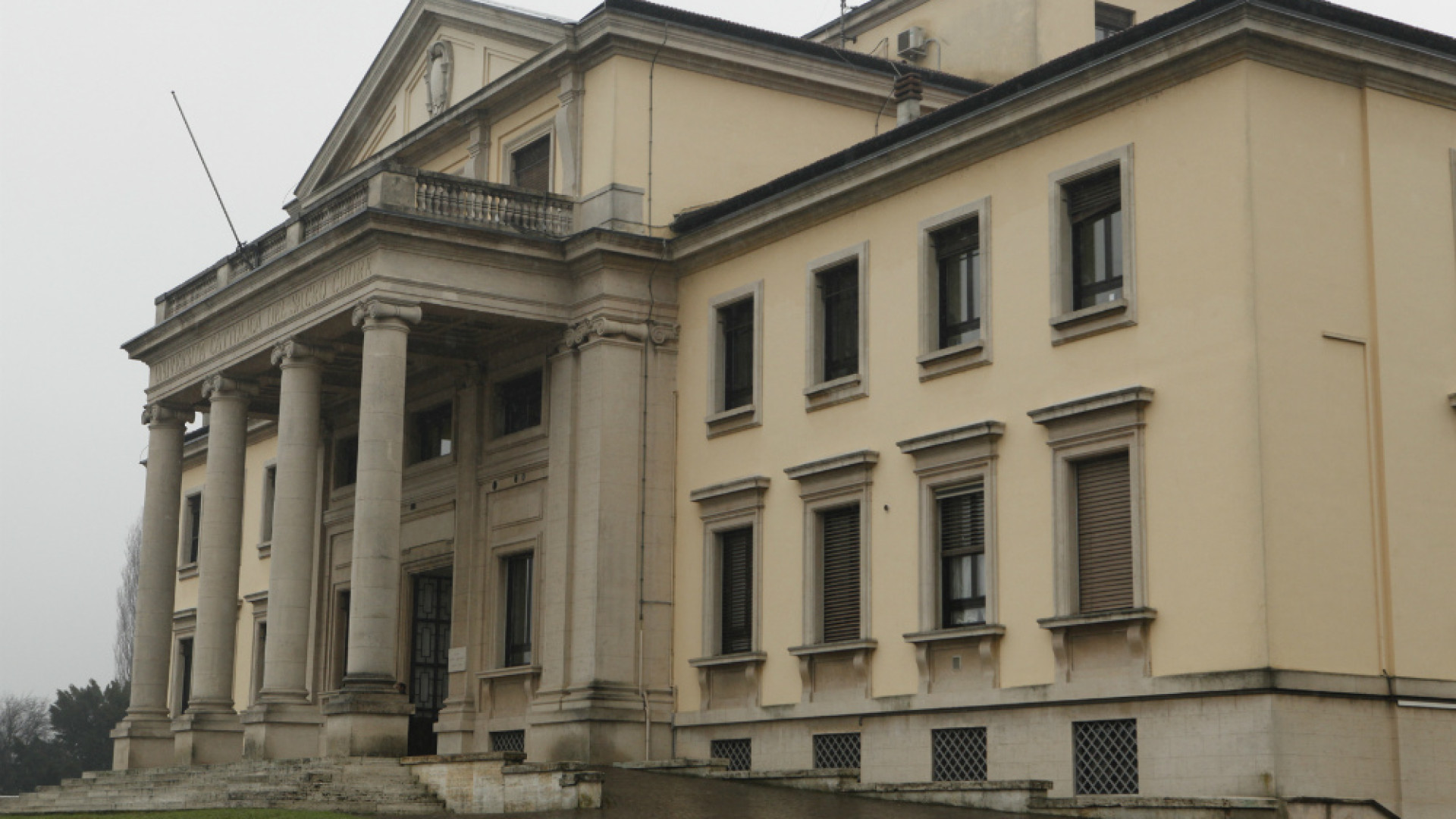 Immagine di Spazi ridotti, Cattolica pronta a lasciare Ma la soluzione c'è: è l'ex caserma Manfredini vuota dal 2011