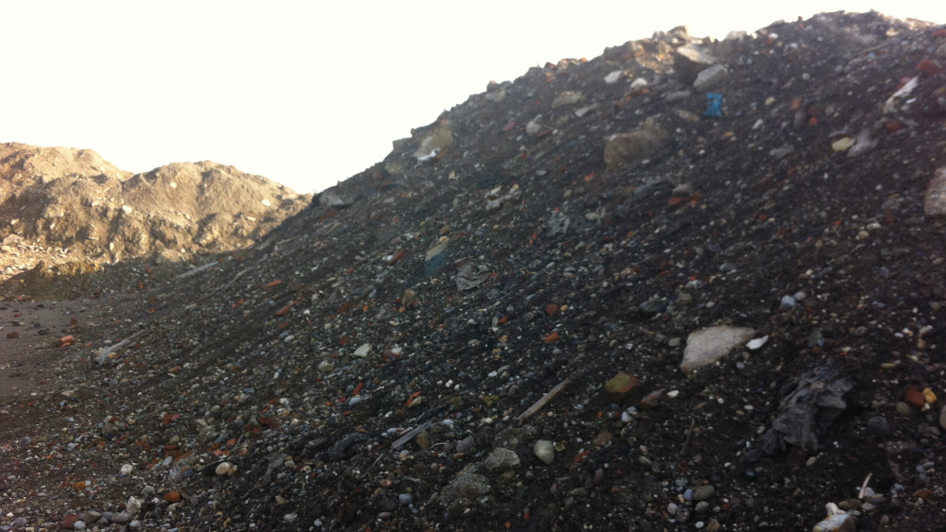 Immagine di Cignone, trovati 60mila metri cubi di rifiuti Il NOE sequestra un'area di 40mila metri quadri nella discarica amianto e altri materiali nocivi