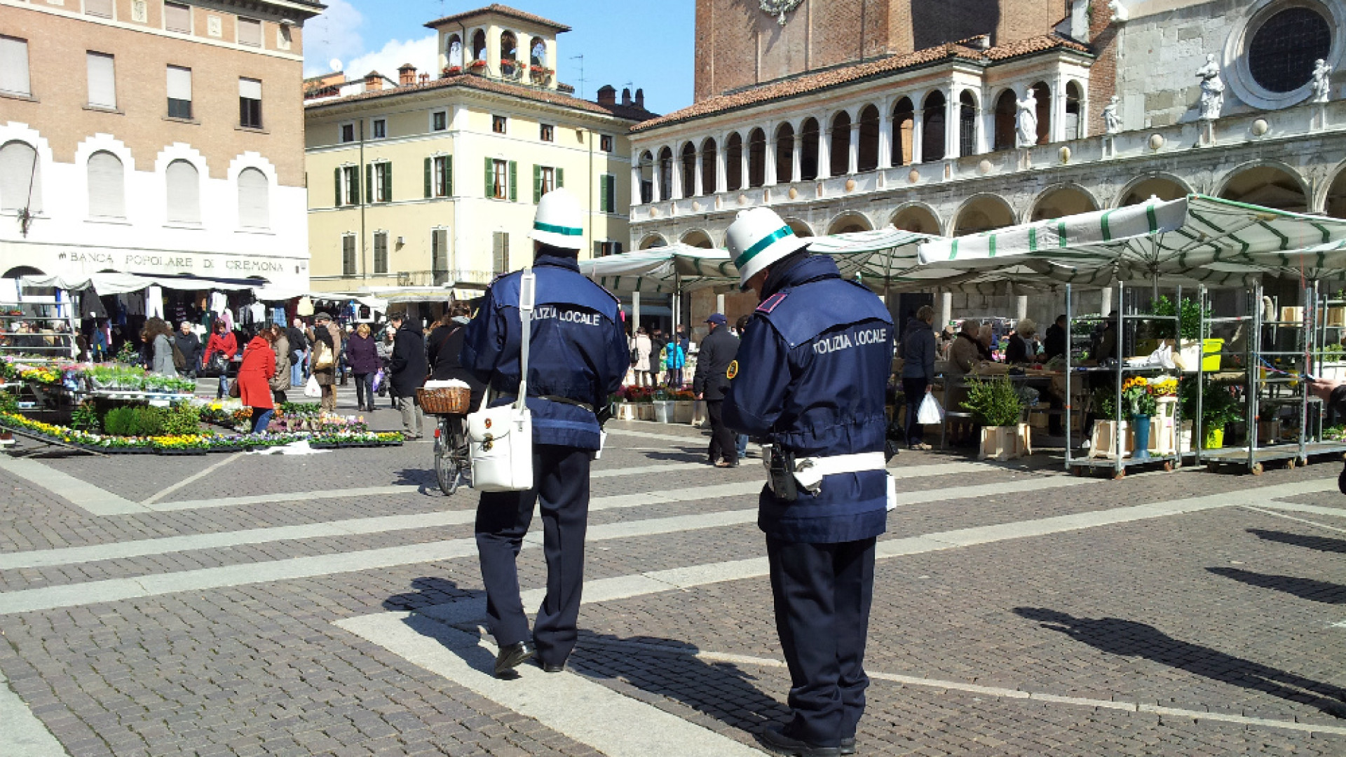 Immagine di Tensioni da effetto crisi, i vigili presidiano gli uffici dei Servizi Sociali di Cremona