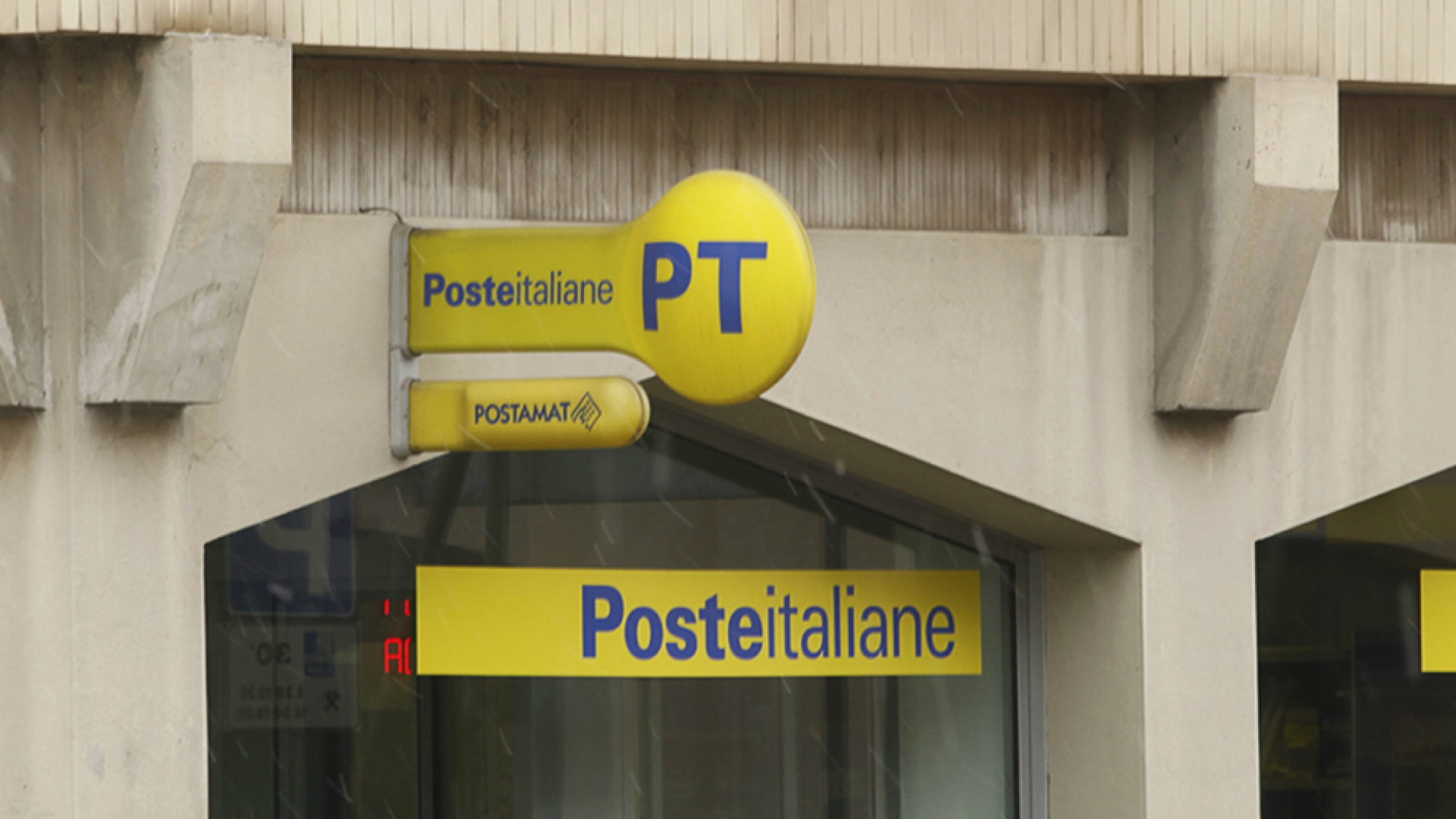 Immagine di In provincia 286 sportelli automatici Tanti istituti bancari, ma sono le Poste la prima banca