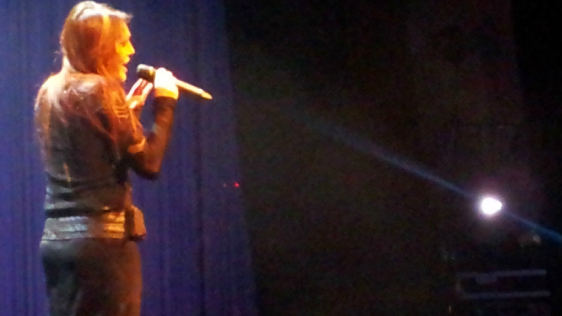 Immagine di Oxa History in concert, debutto a Crema Magie vocali e giochi di prestigio per i 35 anni in musica di Anna Oxa