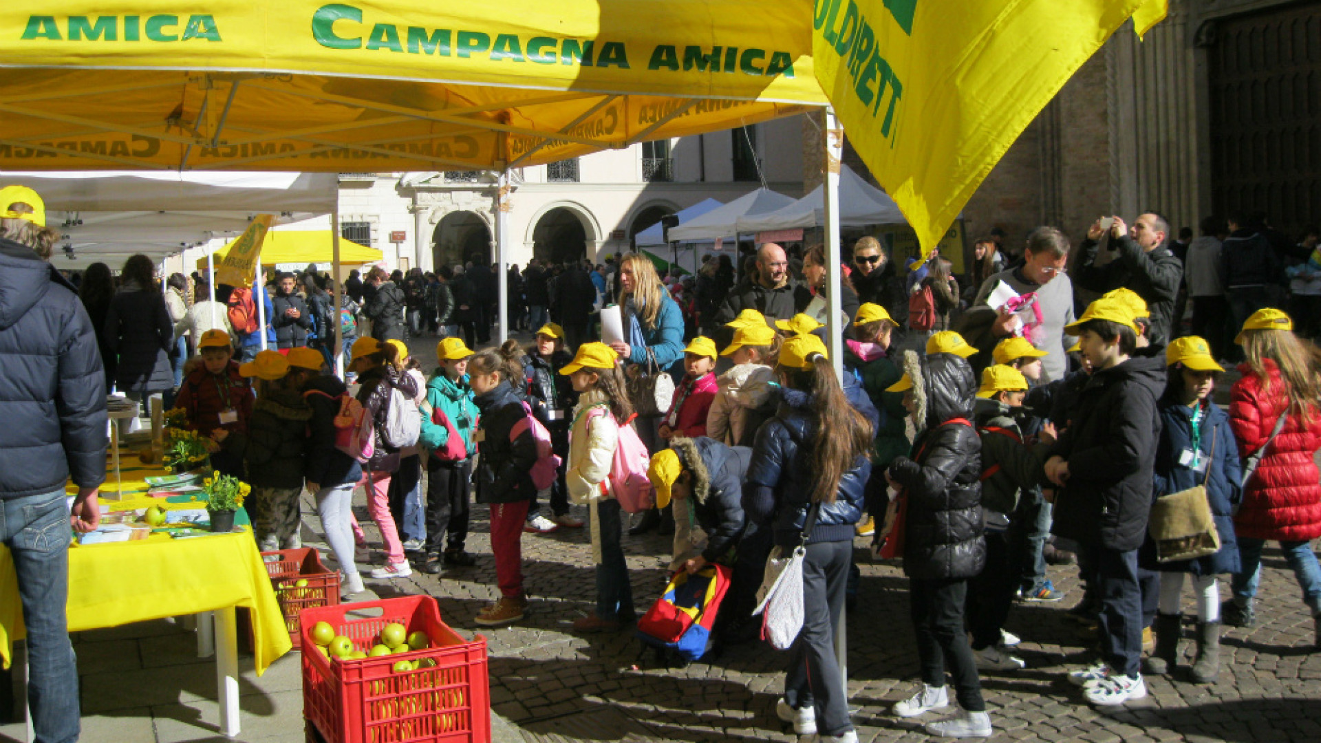 Immagine di Anche Coldiretti alla Festa dell’Albero mele in dono ai bambini in piazza Duomo per una merenda a chilometro zero