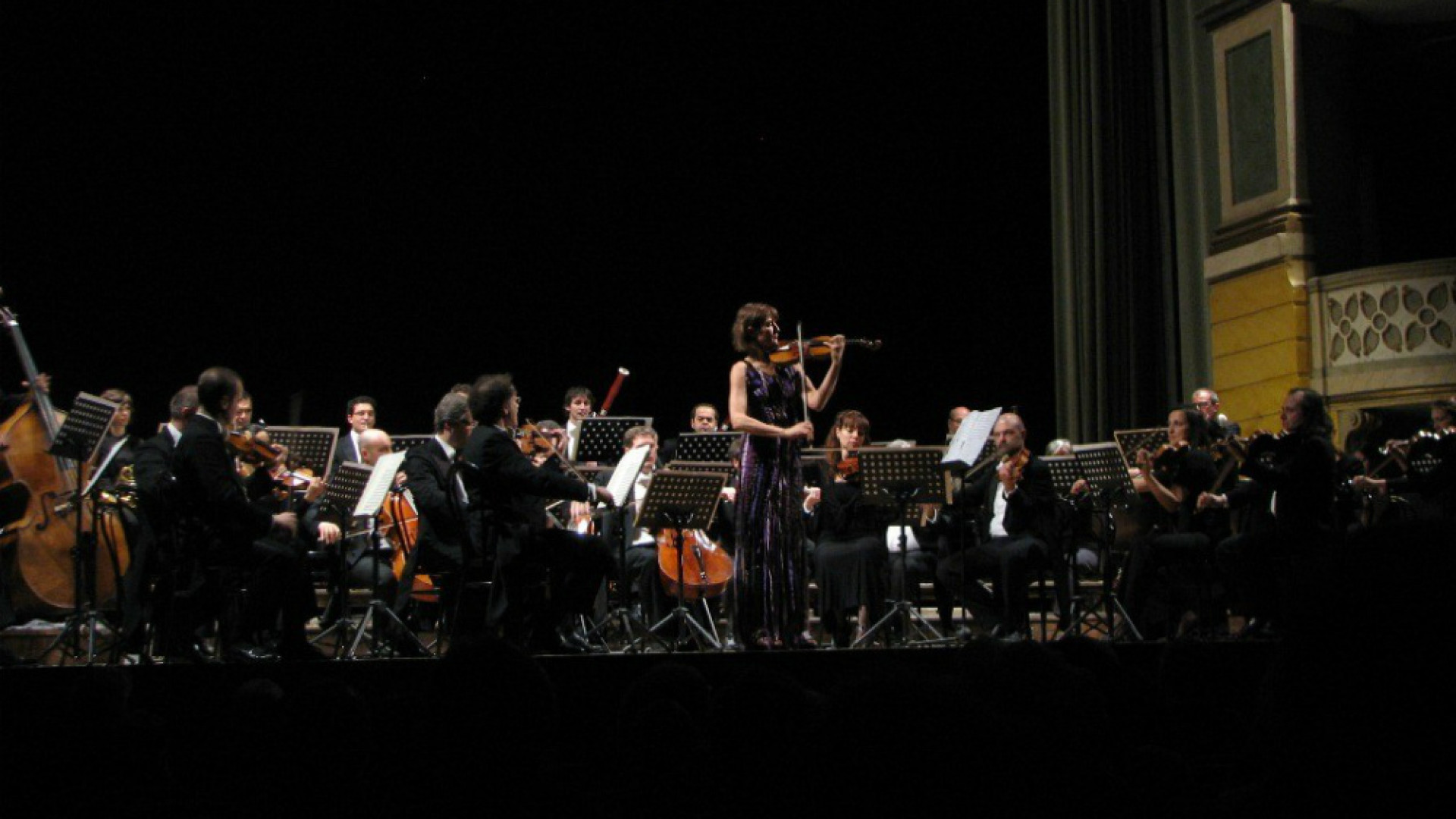 Immagine di Britten frizzante, Beethoven in 'rodaggio' Buon successo per la violinista russa E l'Orchestra da Camera di Mantova