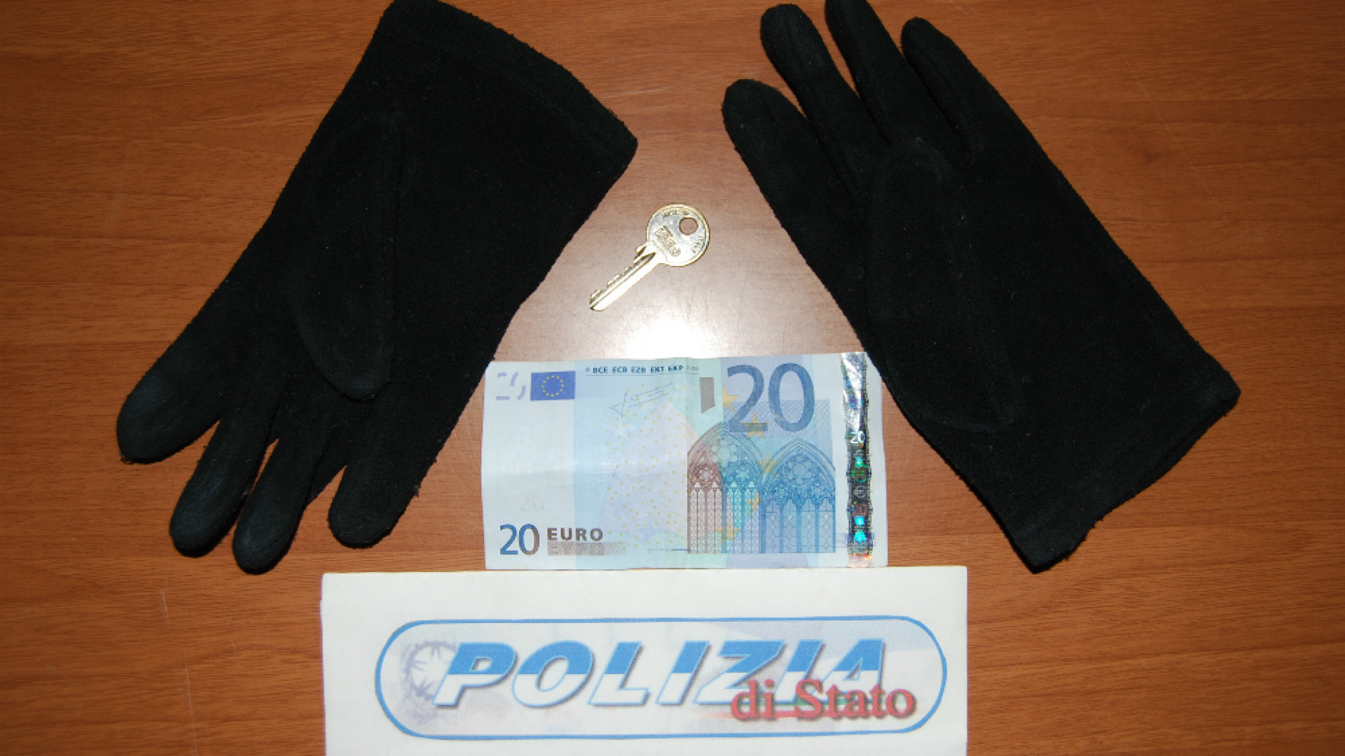 Immagine di La donna è stata arrestata dalla polizia mentre asportava denaro e altri oggetti dagli spogliatoi. L'intervento della polizia dopo vari appostamenti