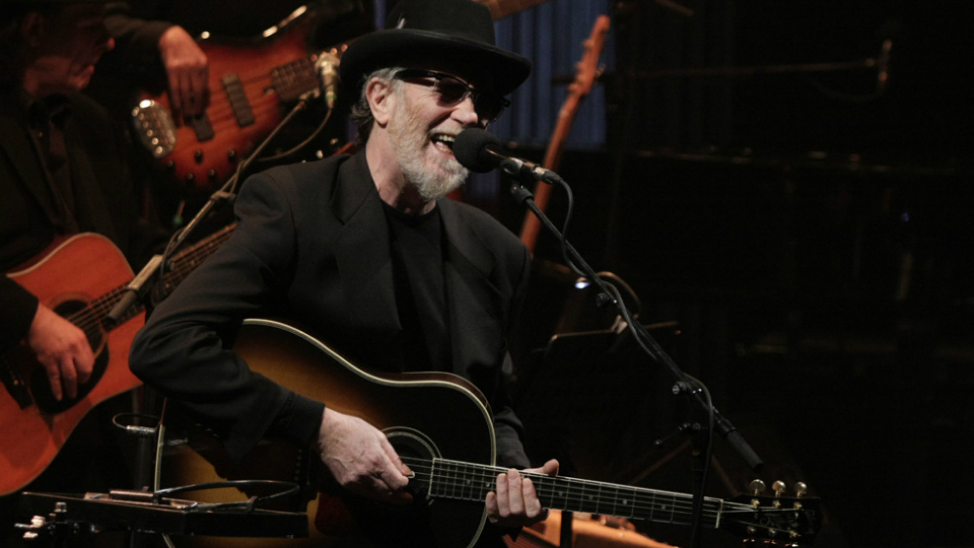 Immagine di De Gregori al Ponchielli, serata storica Il Principe regala a Cremona un concerto mozzafiato