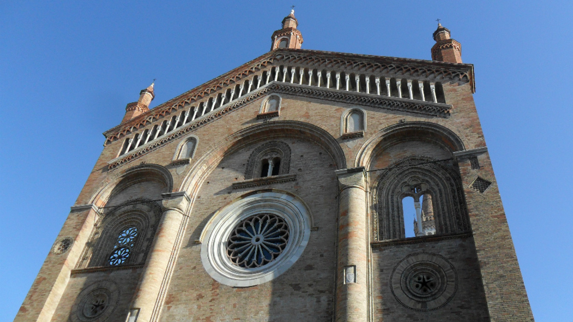 Immagine di Duomo, i restauri gelano il commercio della piazza: danneggiati anche turismo e vitalità del centro storico