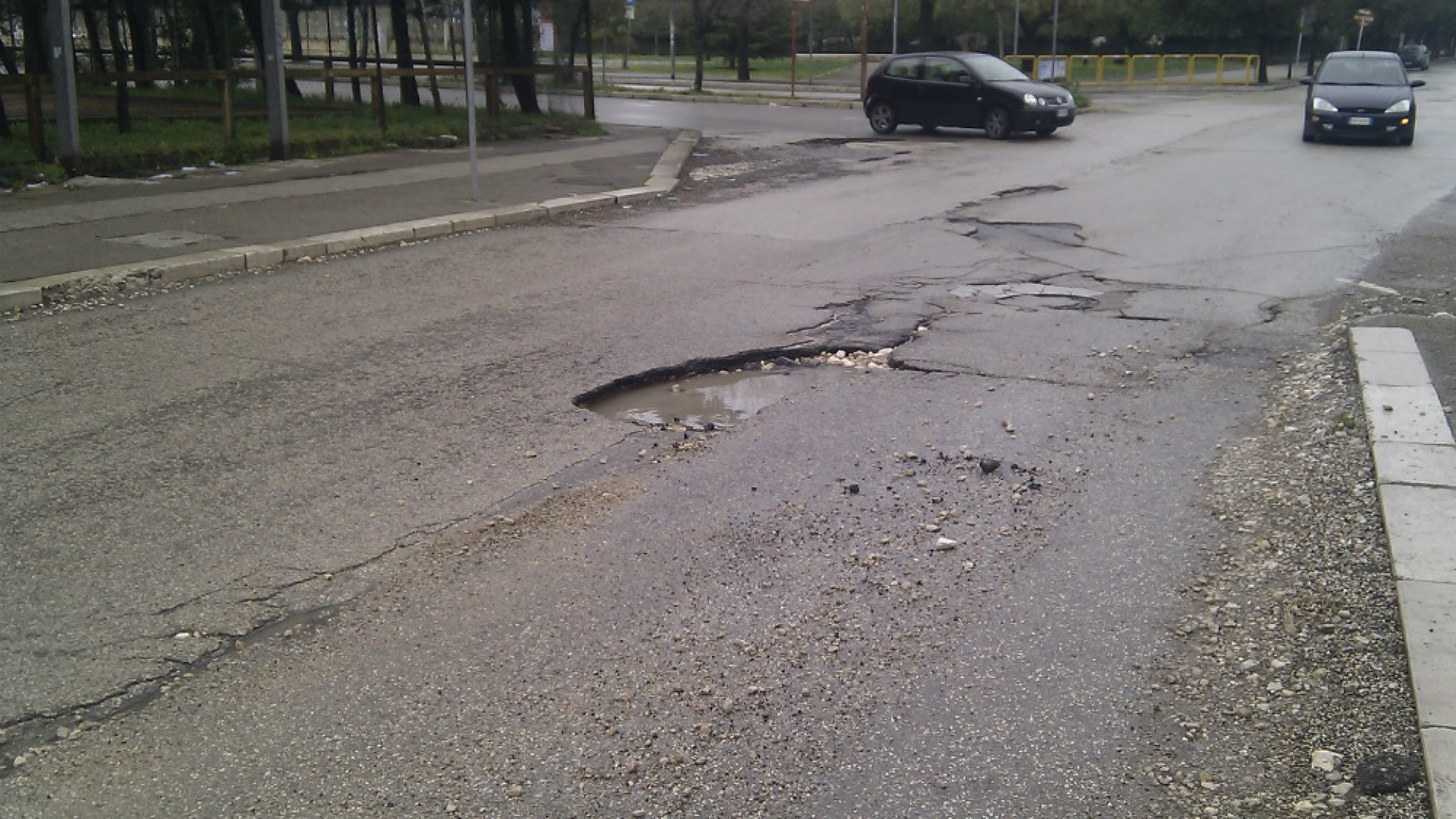 Immagine di Strade gruviera, il Comune stanzia 200mila euro Già 150 segnalazioni dei cittadini nel 2013 Bergamaschi: «Interverremo al più presto»