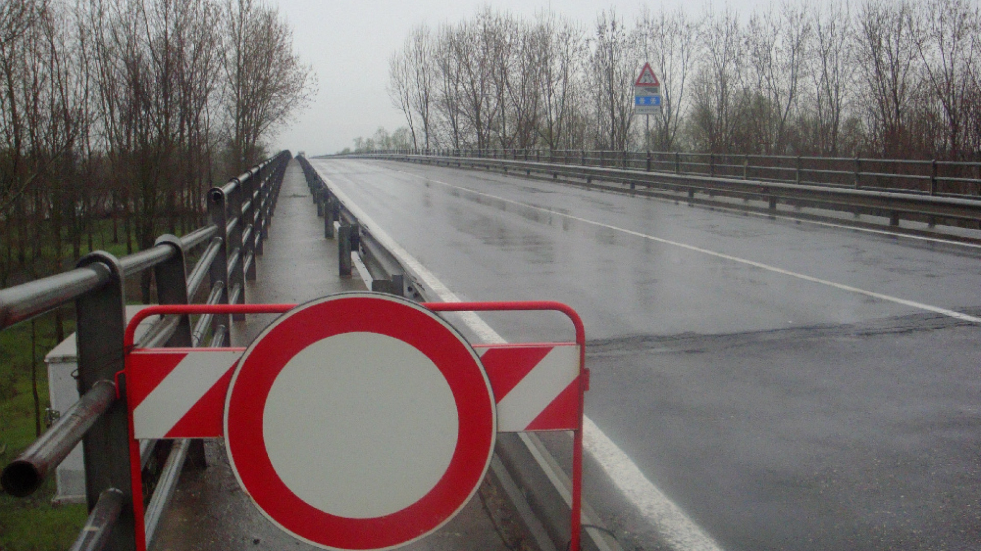 Immagine di Ponte Verdi, manifestazione pacifica contro la pericolosità del raccordo A Ragazzola tributo ad Aimi