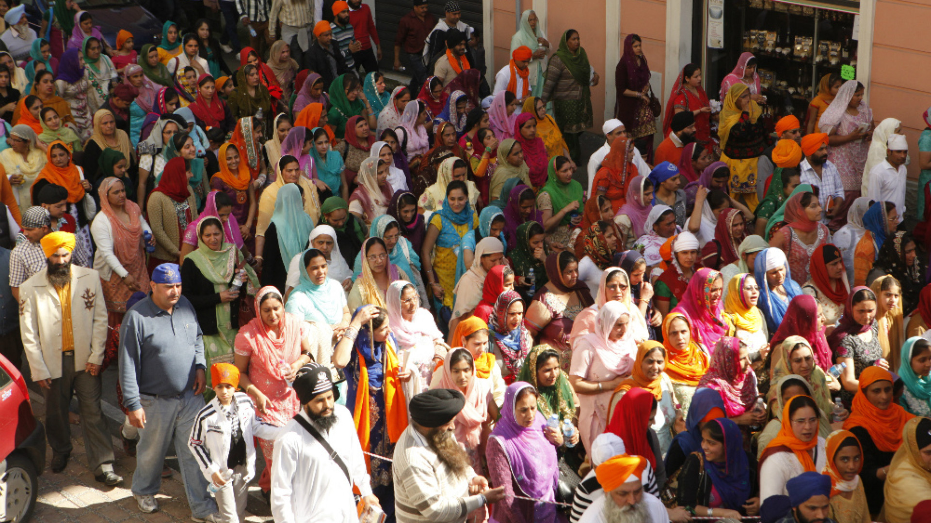 Immagine di Festa della comunità indiana a Cremona Un corteo di canti e balli per il Vaisakhi ha invaso le vie della città fino al parco del Po