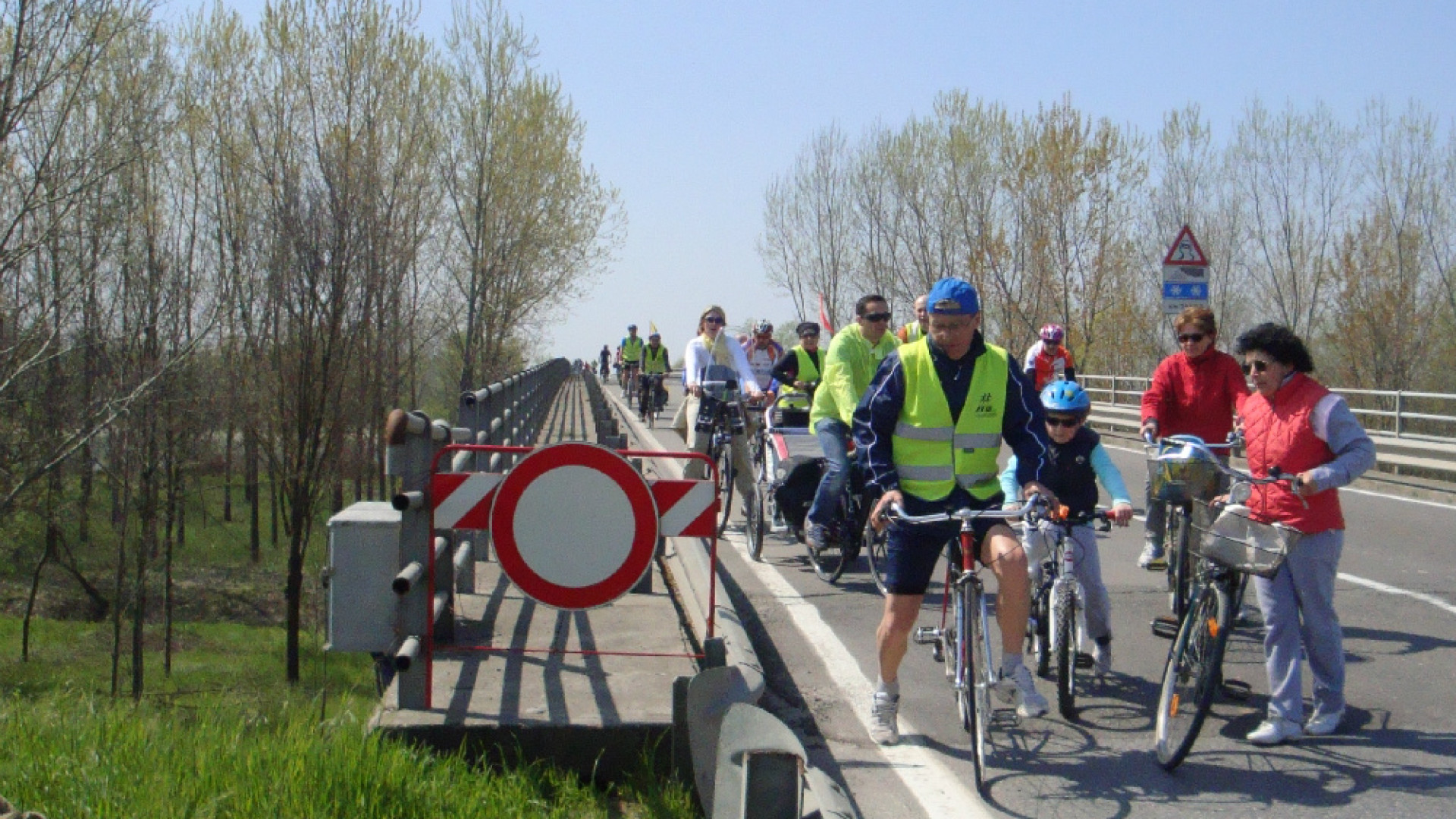 Immagine di Ponte Verdi, oltre 100 ciclisti in manifestazione pacifica per chiedere più sicurezza