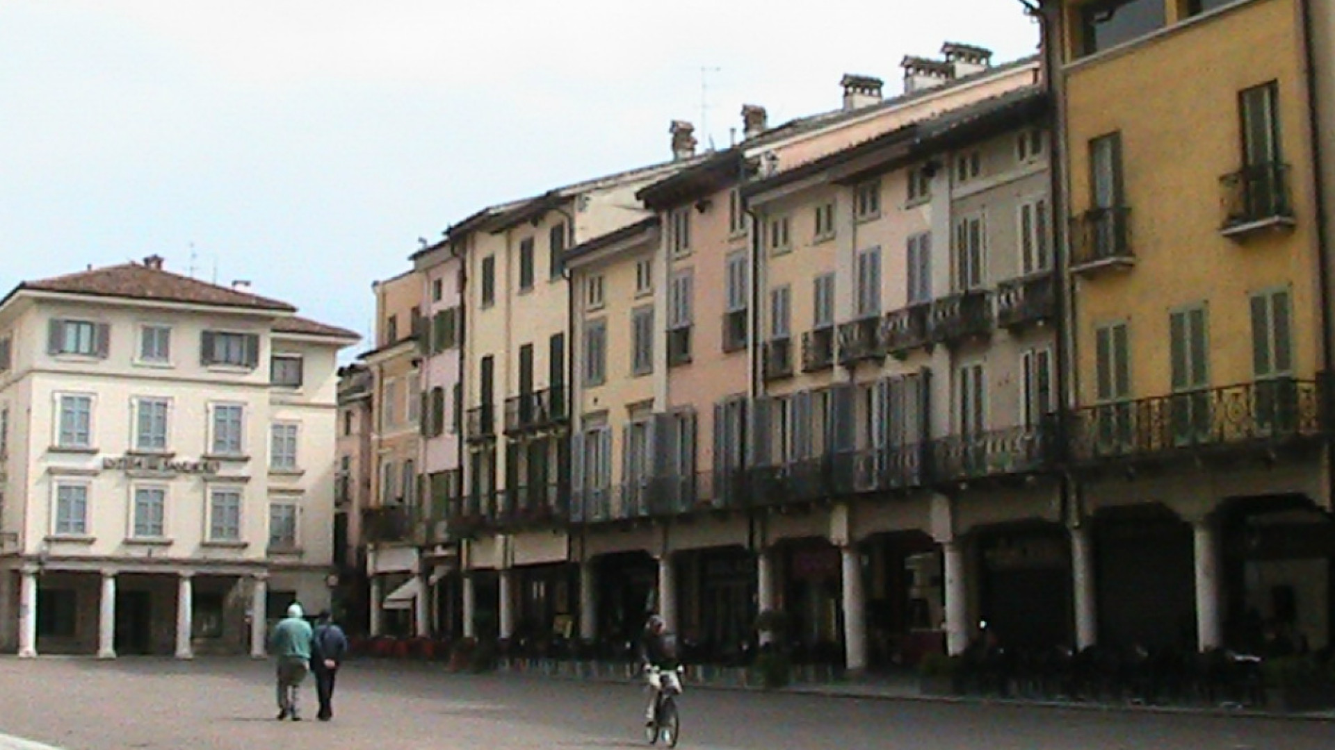 Immagine di Plateatico di piazza Duomo, due passi indietro Fissato a 10metri il limite per allestire i dehor Commercianti critici, chiesto l'incontro definitivo