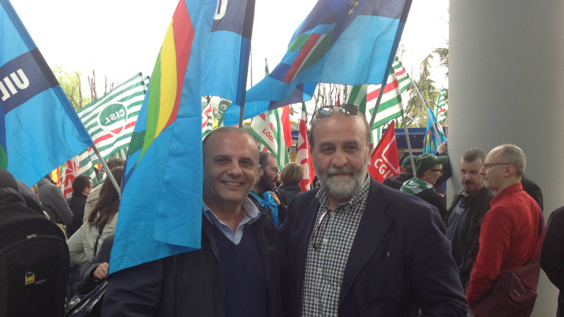 Immagine di Ammortizzatori sociali e politiche del lavoro: manifestazione dei sindacati al Pirellone Presente anche il consigliere del Pd Alloni