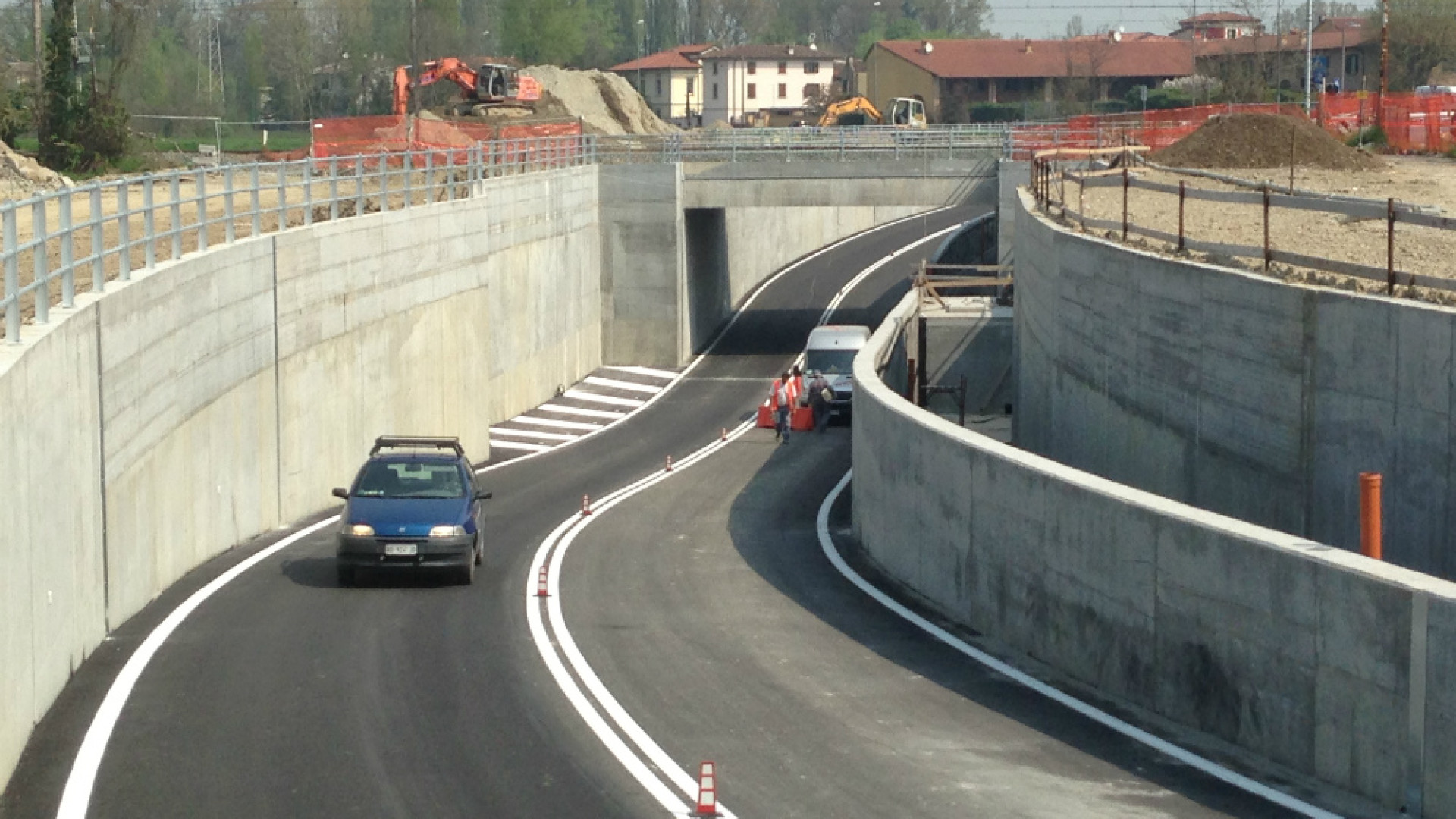 Immagine di Aperto alle 11 il sottopasso di via Indipendenza Per un mese percorribile in un unico senso di marcia Polizia locale sul posto per regolare il traffico