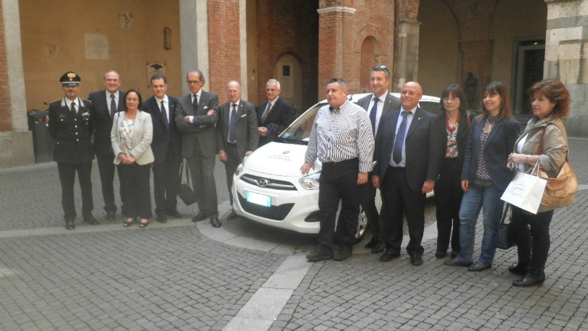 Immagine di Consegnata dal Kiwanis Club Stradivari l’auto donata alla “Città dell’Uomo”