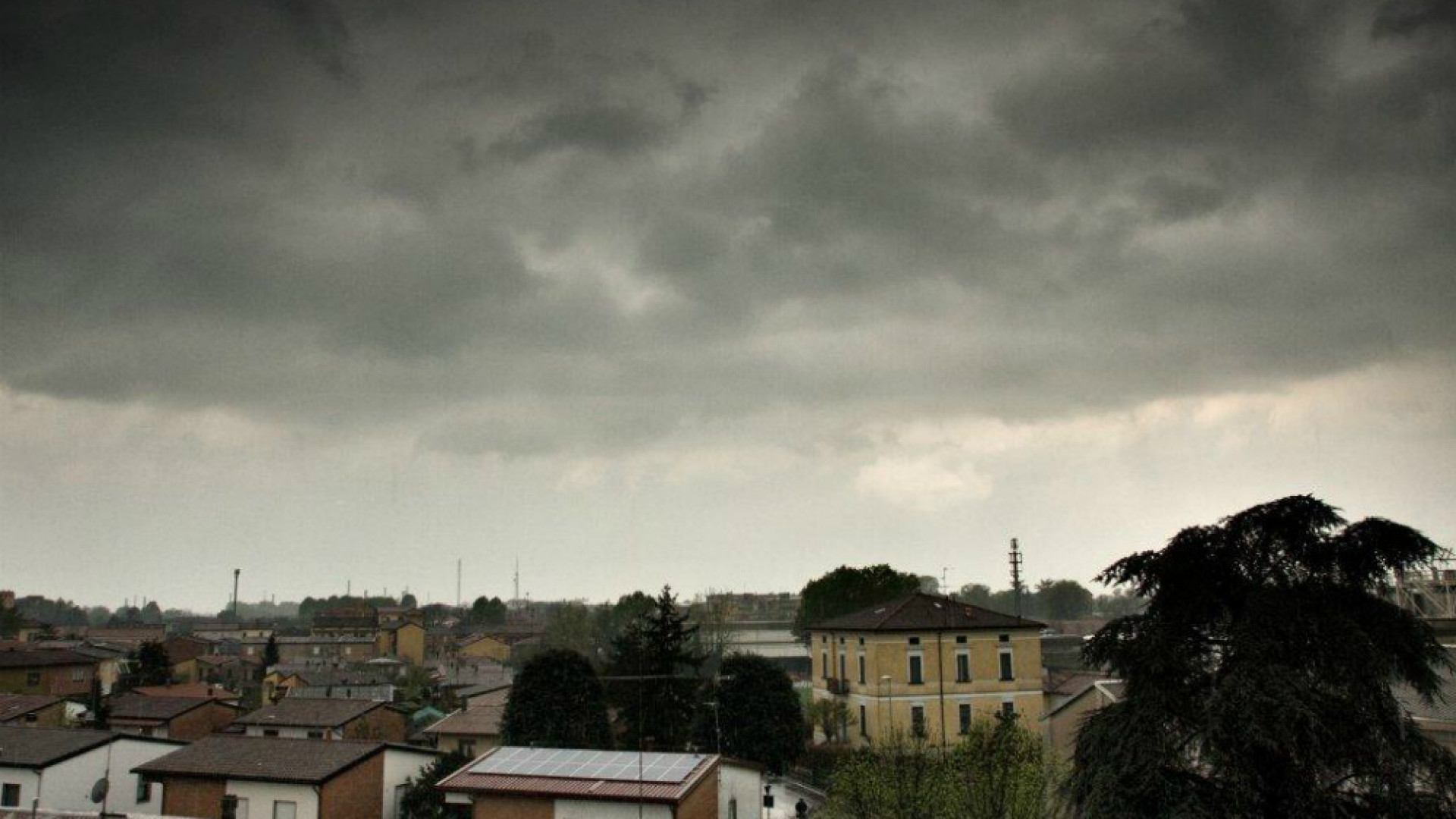 Immagine di Torna il maltempo con rovesci e forte vento Viabilità compromessa in città e provincia Allagamenti e danni ingenti a Pessina