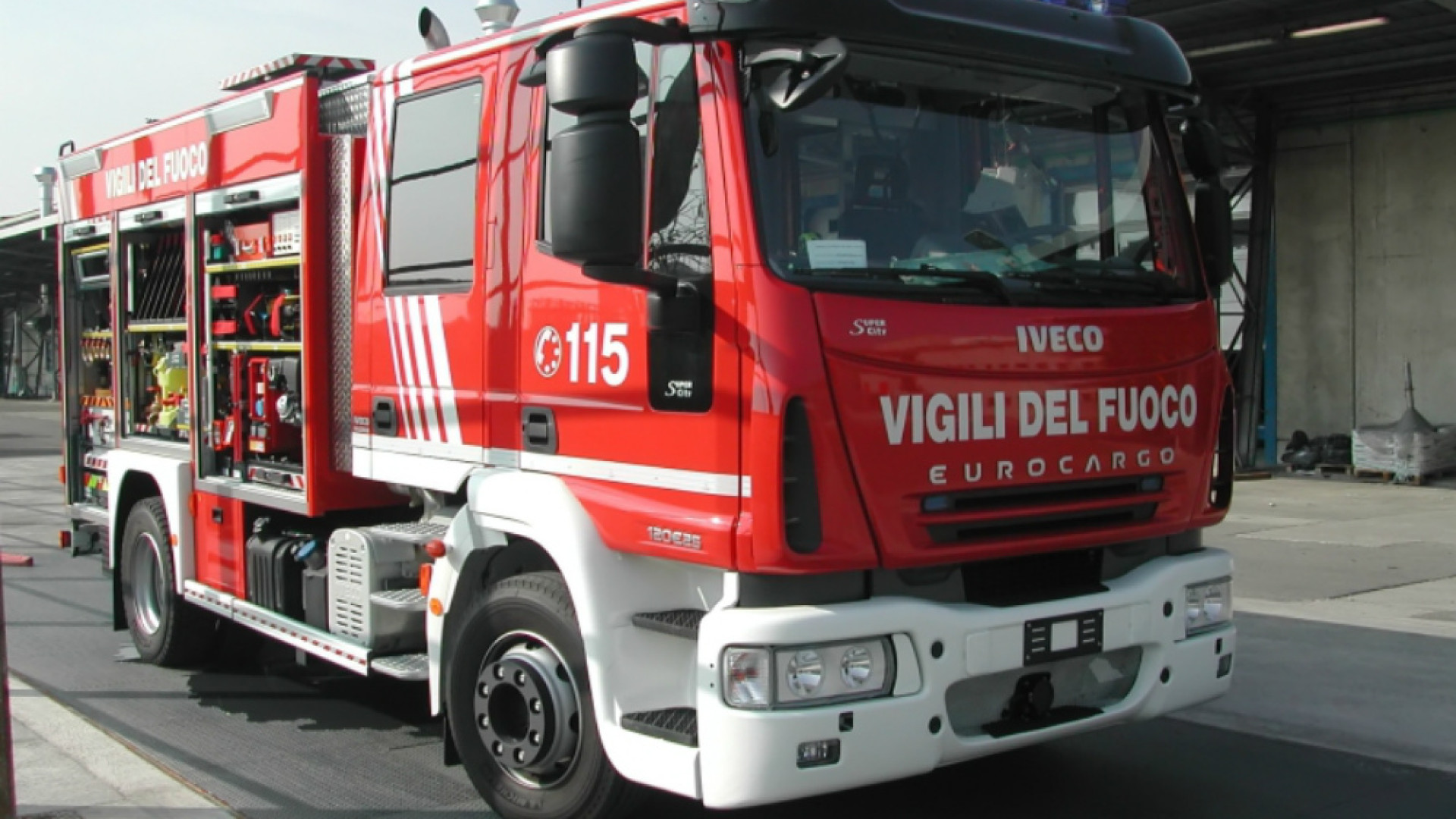 Immagine di Via Bergamo, si ribalta un camion di maiali