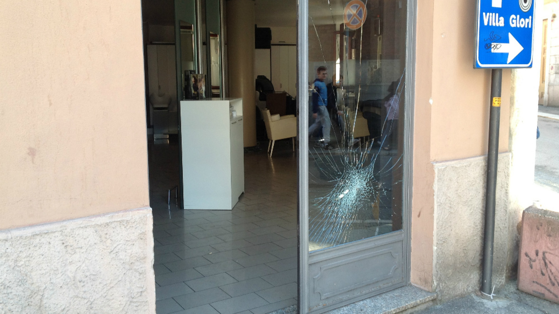Immagine di Bottiglie incendiarie al salone di bellezza, arrestato presunto piromane: si tratta di un 42enne pluripregiudicato