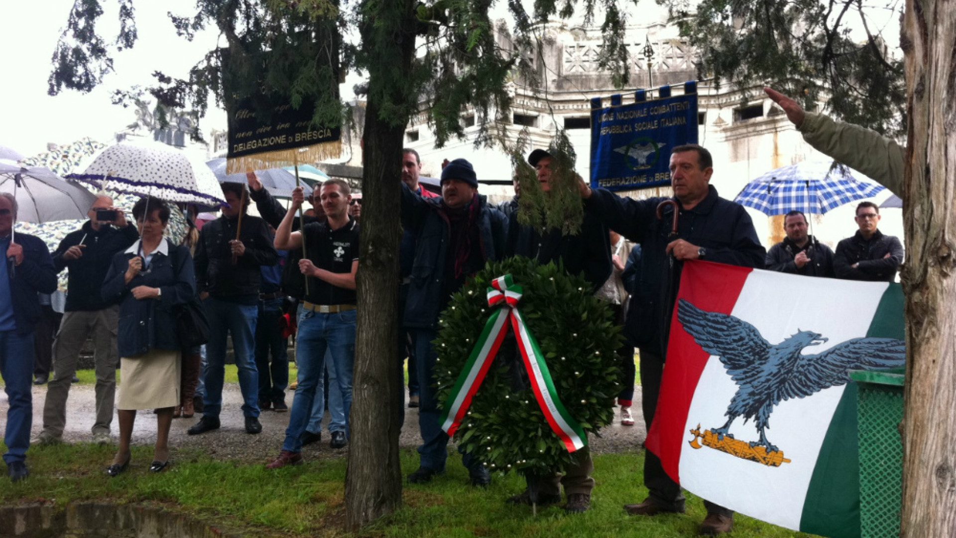 Immagine di Commemorazione del Duce e di Farinacci Partecipanti da Francia e Spagna Cimitero blindato, nessun disordine