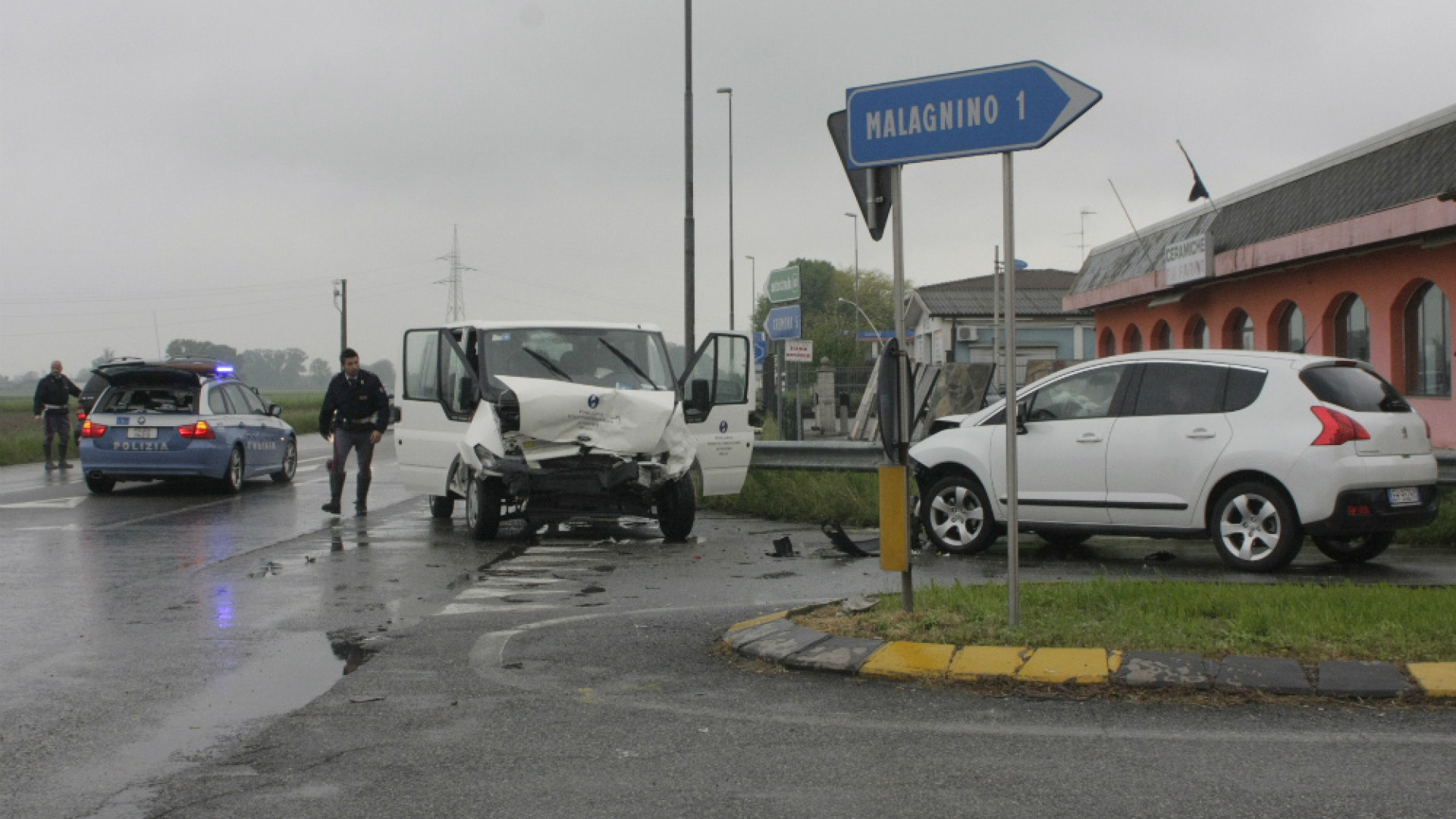 Immagine di Incidente a Malagnino intorno alle 15 Coinvolti tre mezzi, sette i feriti Sul posto anche i vigili del fuoco