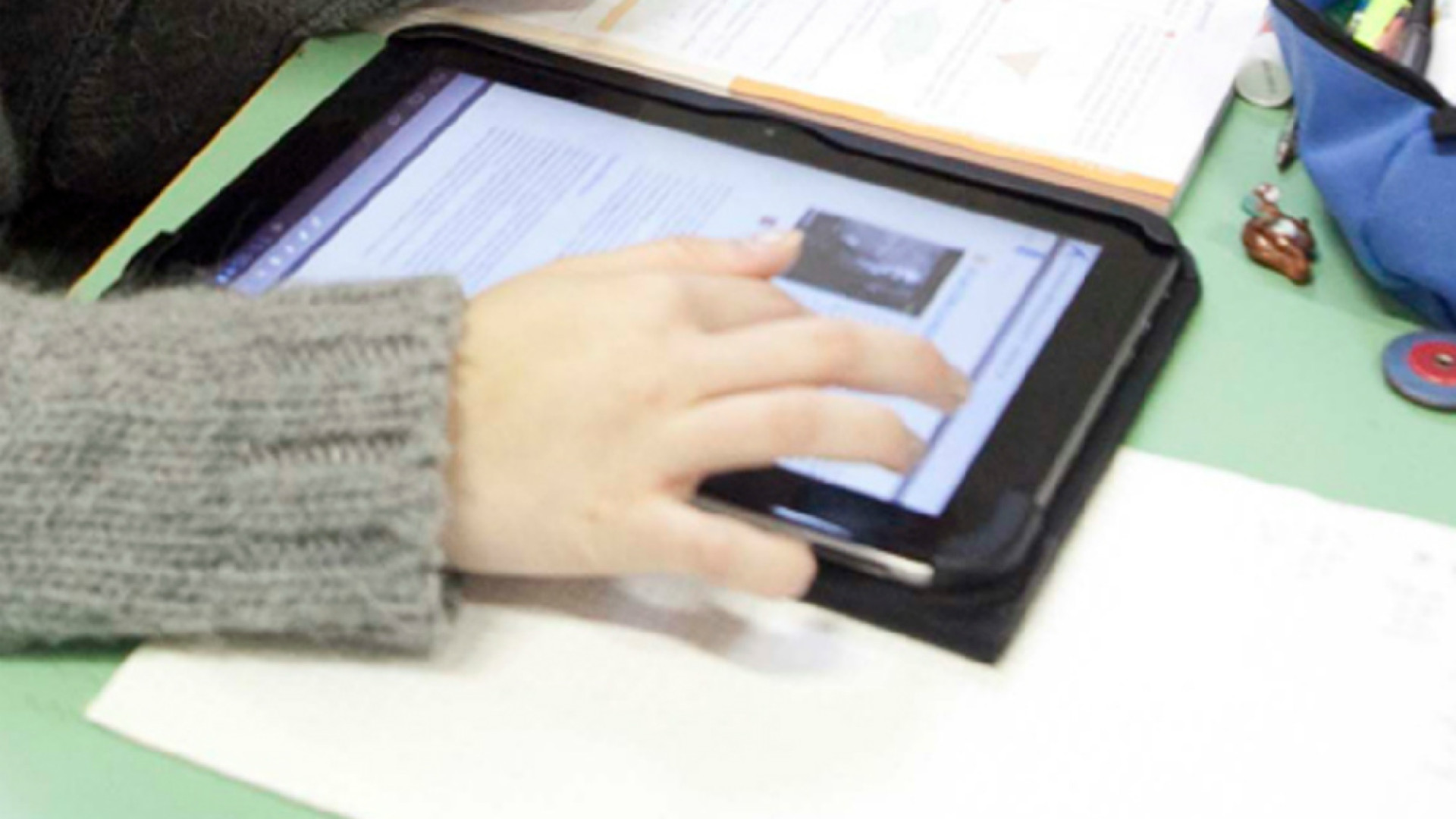 Immagine di Einaudi, insulti nati su Facebook finiscono tra i banchi di scuola: sospese con obbligo di frequenza due ragazze