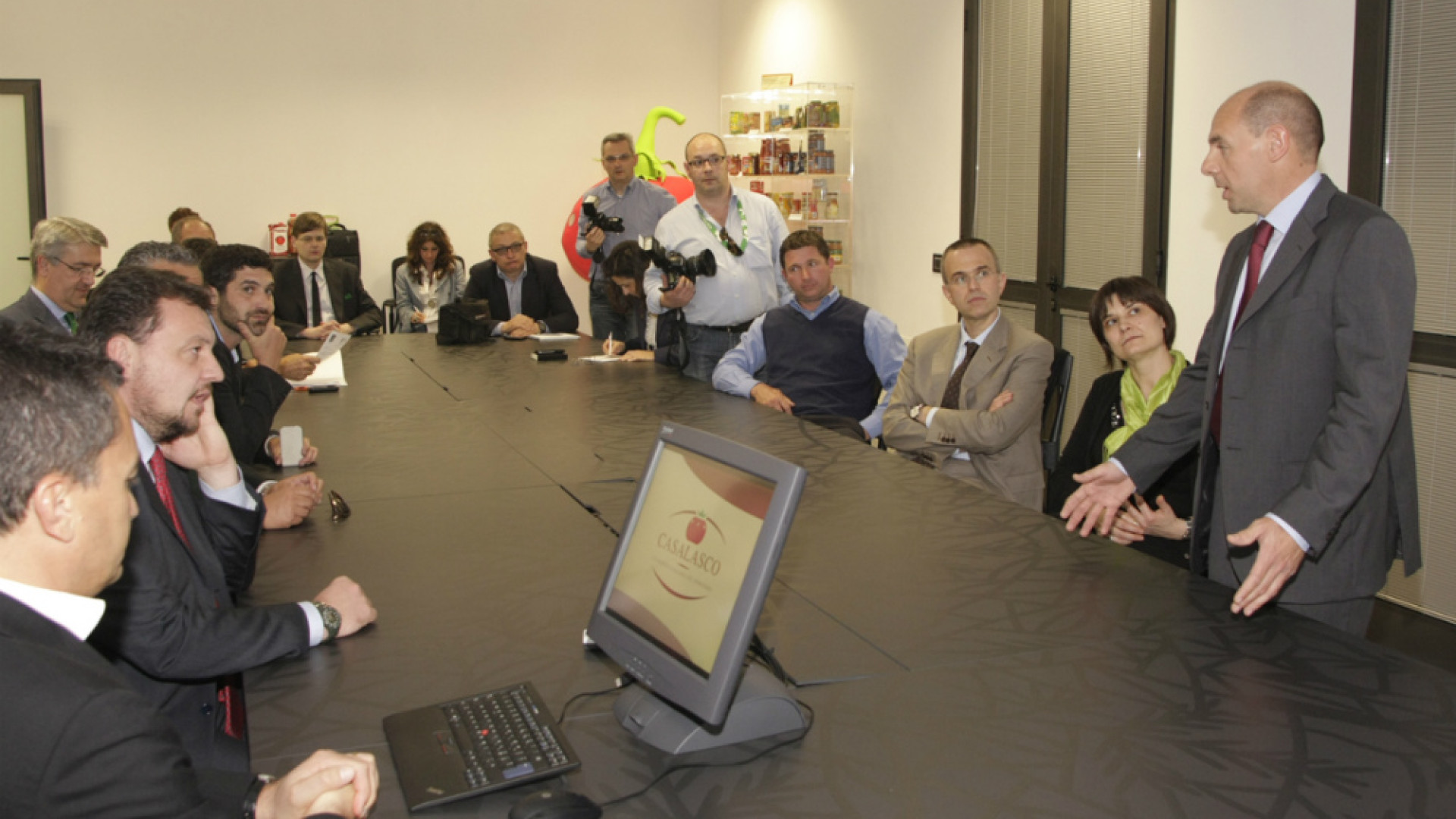 Immagine di L'assessore Fava nel Casalasco: "Ispirarsi al Consorzio del Pomodoro"