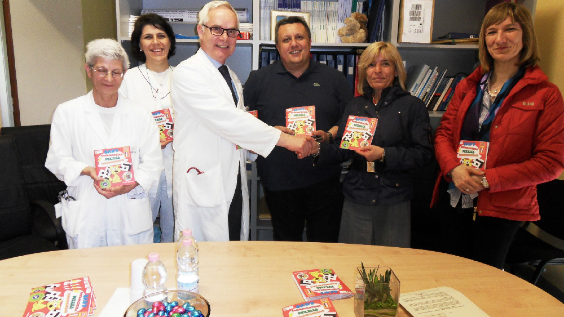 Immagine di 500 nuovi libri per il reparto Pediatria Comune, Cariparma e Frati Cappuccini regalano i volumi ai piccoli degenti