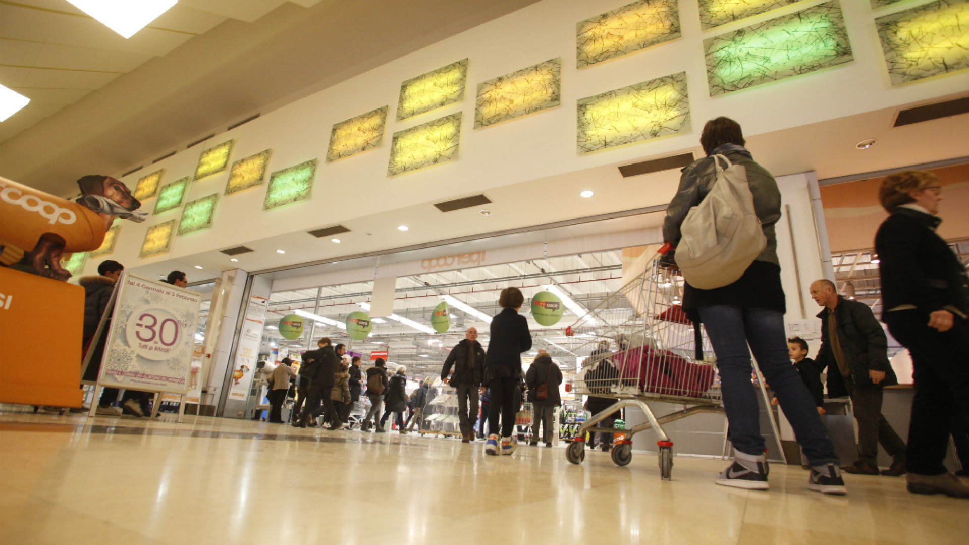 Immagine di Furto all'Ipercoop: denunciate a piede libero tre rumene