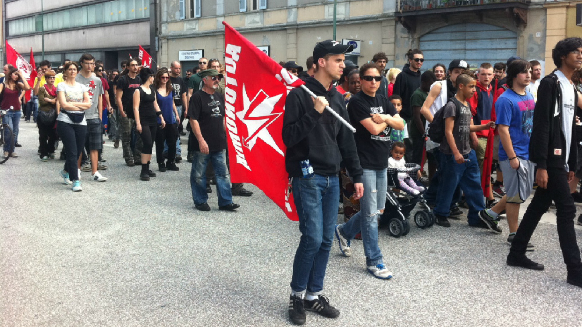 Immagine di Corteo contro CasaPound momenti di tensione