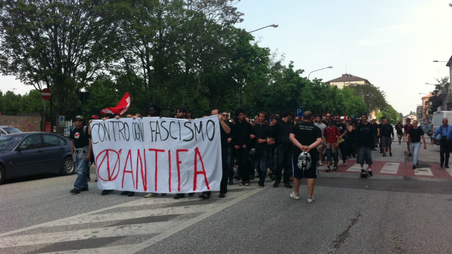 Immagine di Via Mantova, 200 manifestanti dei centri sociali in corteo Schieramento di forze dell'ordine