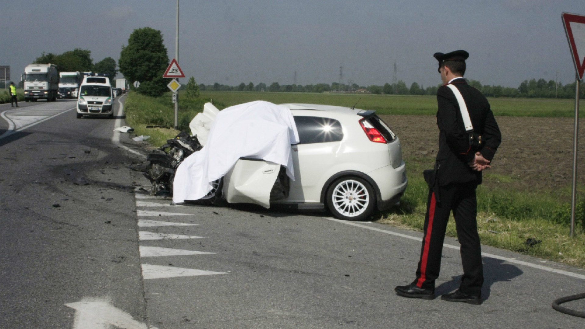 Immagine di Pessina, frontale tra auto e camion: muore 43enne