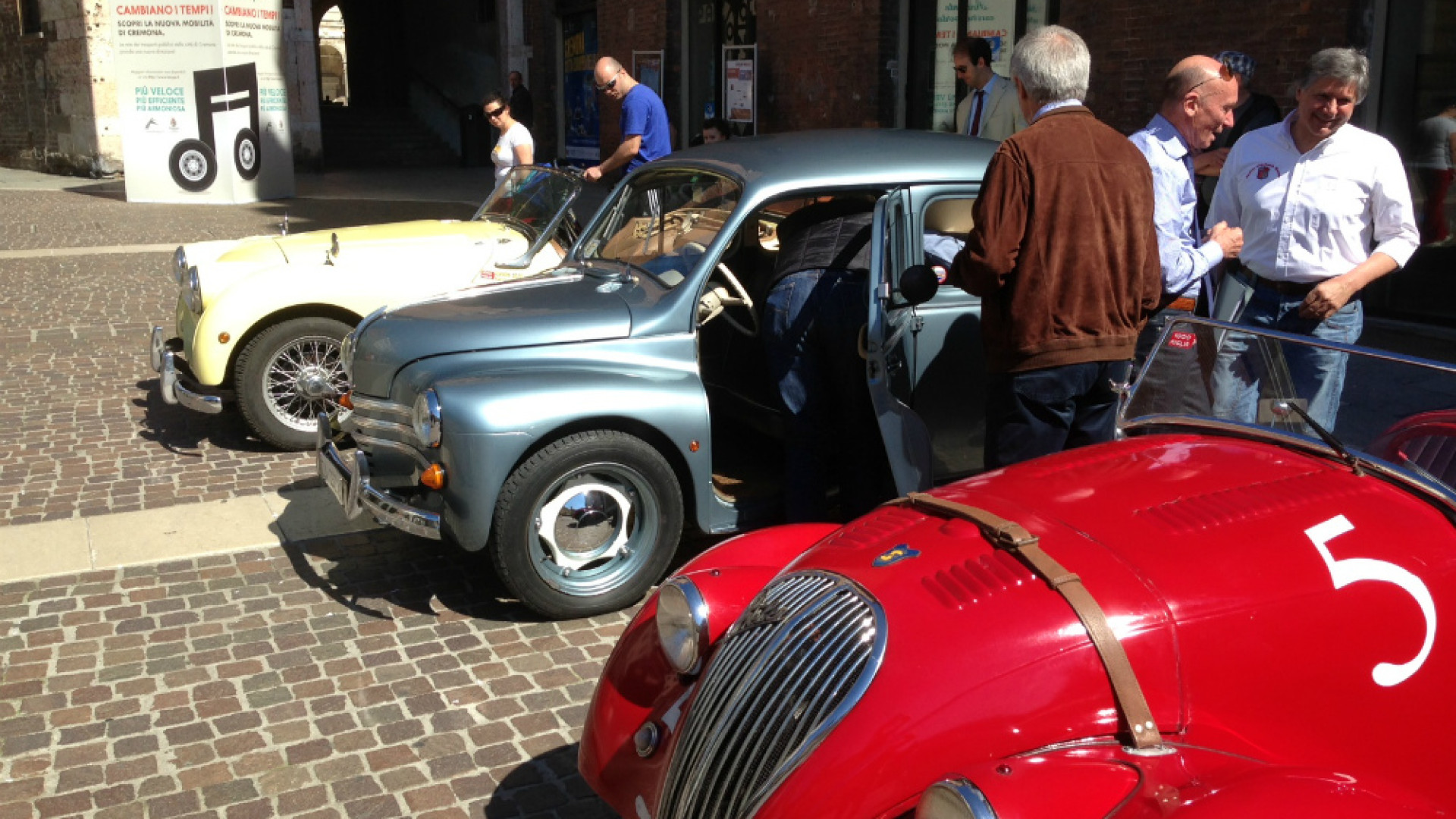 Immagine di La Mille Miglia fa tappa a Cremona Oltre 400 bolidi per le vie cittadine Tre equipaggi cremonesi in gara