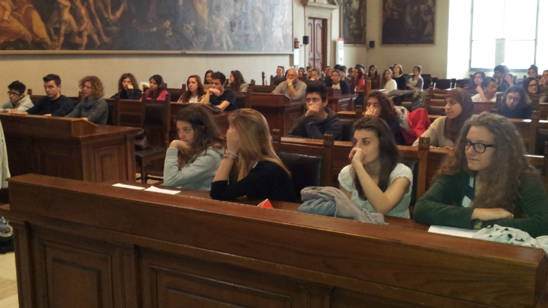 Immagine di Gli studenti del liceo Manin in Comune per ripercorrere il viaggio ad Auschiwitz Perri: «Nessun uomo può decidere della vita altrui»