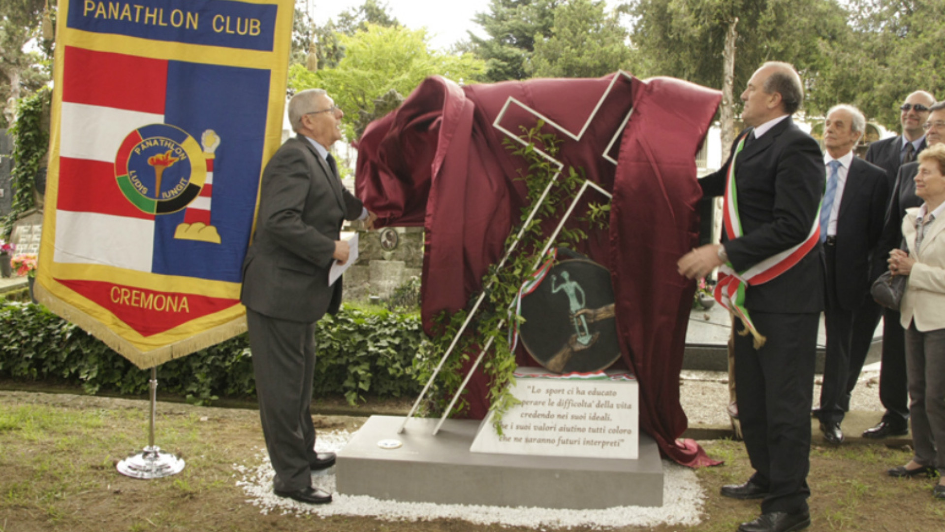 Immagine di Una stele per celebrare gli sportivi di tutti i tempi Panathlon inaugura il monumento al cimitero tra emozioni, ricordi e glorie del passato