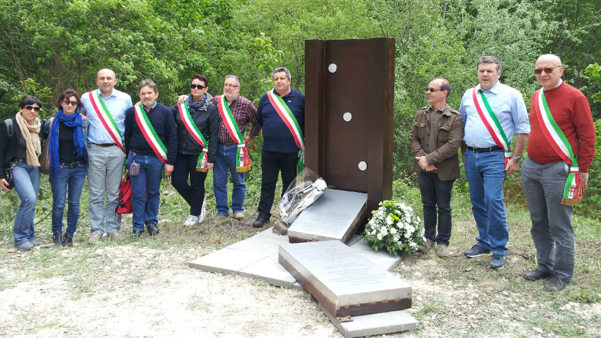 Immagine di Una delegazione cremonese in Bosnia-Erzegovina visita al monumento che ricorda i volontari uccisi a Gornji Vakuf durante la loro missione