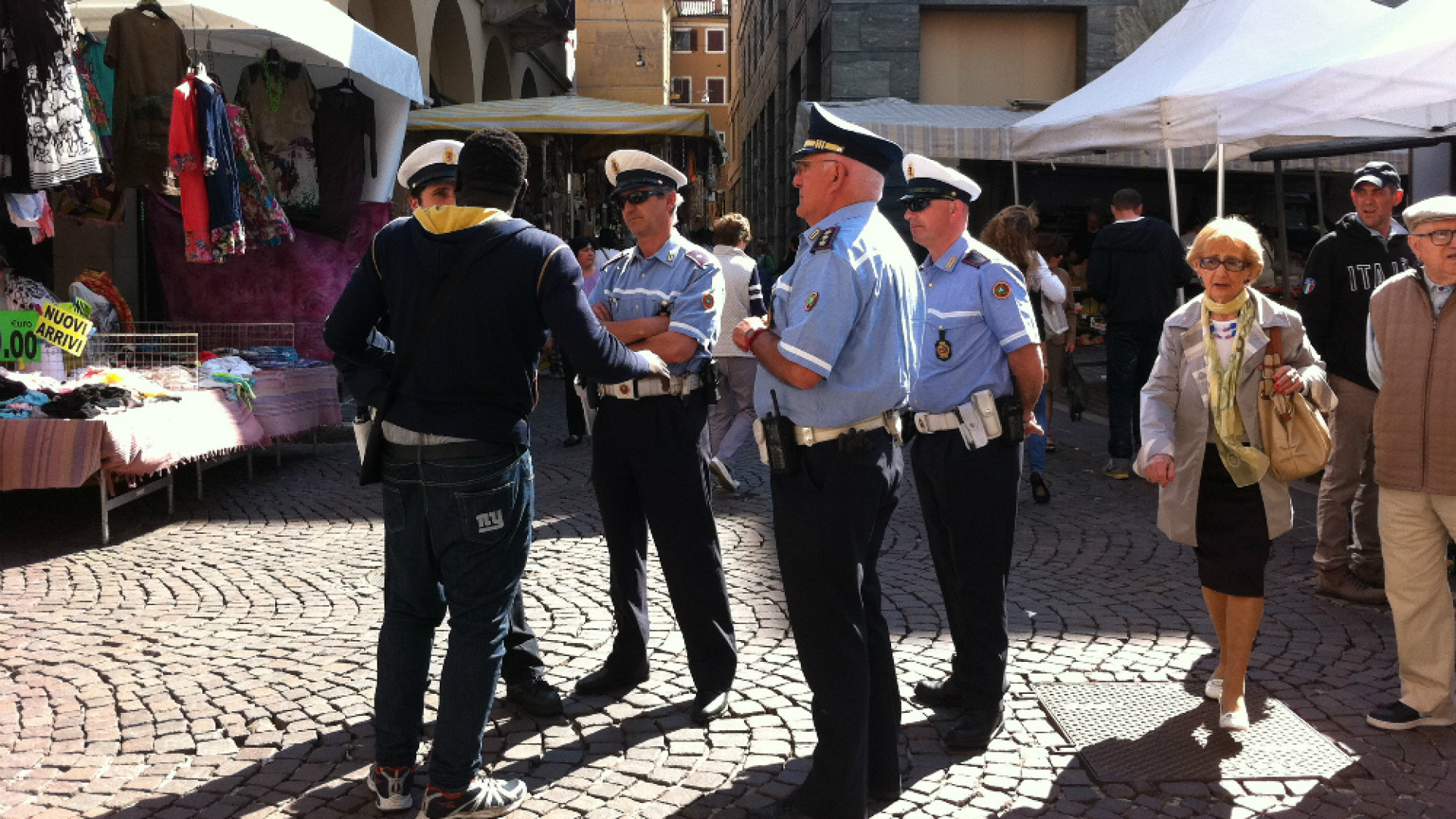 Immagine di Ambulanti abusivi, i vigili sequestrano merce tolleranza zero dopo le proteste al mercato allontanato anche chi chiedeva elemosina