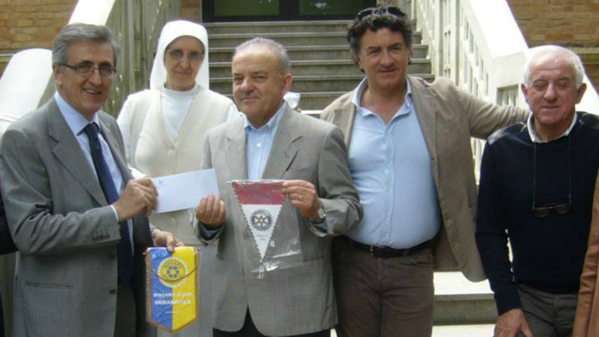 Immagine di Il Rotary Club di Crema aiuta Mirandola a ristrutturare la scuola primaria "Adriani" 5mila euro per renderla antisismica