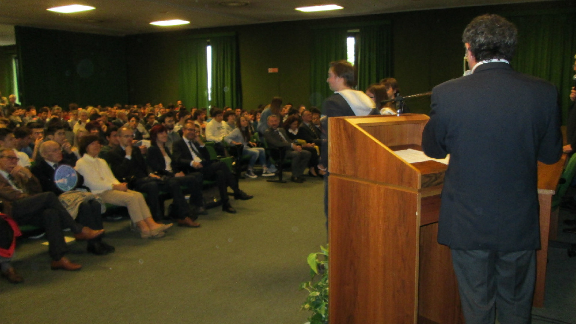 Immagine di Diplomi e applausi per gli studenti del Galilei che si sono distinti nei diversi ambiti scolastici premiati dalle autorità: «Continuate così»