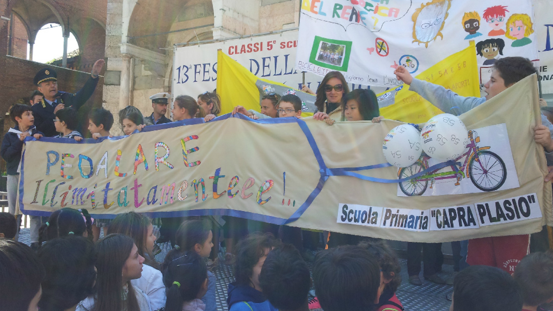 Immagine di Gli alunni delle quinte elementari in sella per la Festa della Sicurezza Stradale Patente del ciclista per i giovani studenti