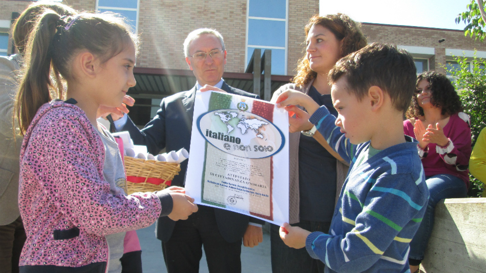 Immagine di Cittadinanza onoraria ai bambini stranieri Le elementari di Casalmaggiore festeggiano convivenza e condivisione multiculturale
