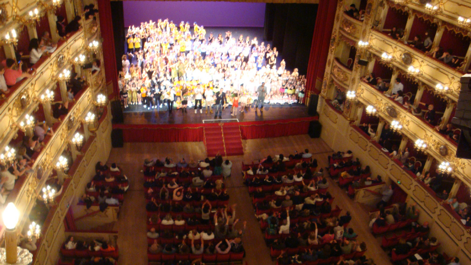 Immagine di Ponchielli scrosciante d'applausi per il saggio finale del Vitien