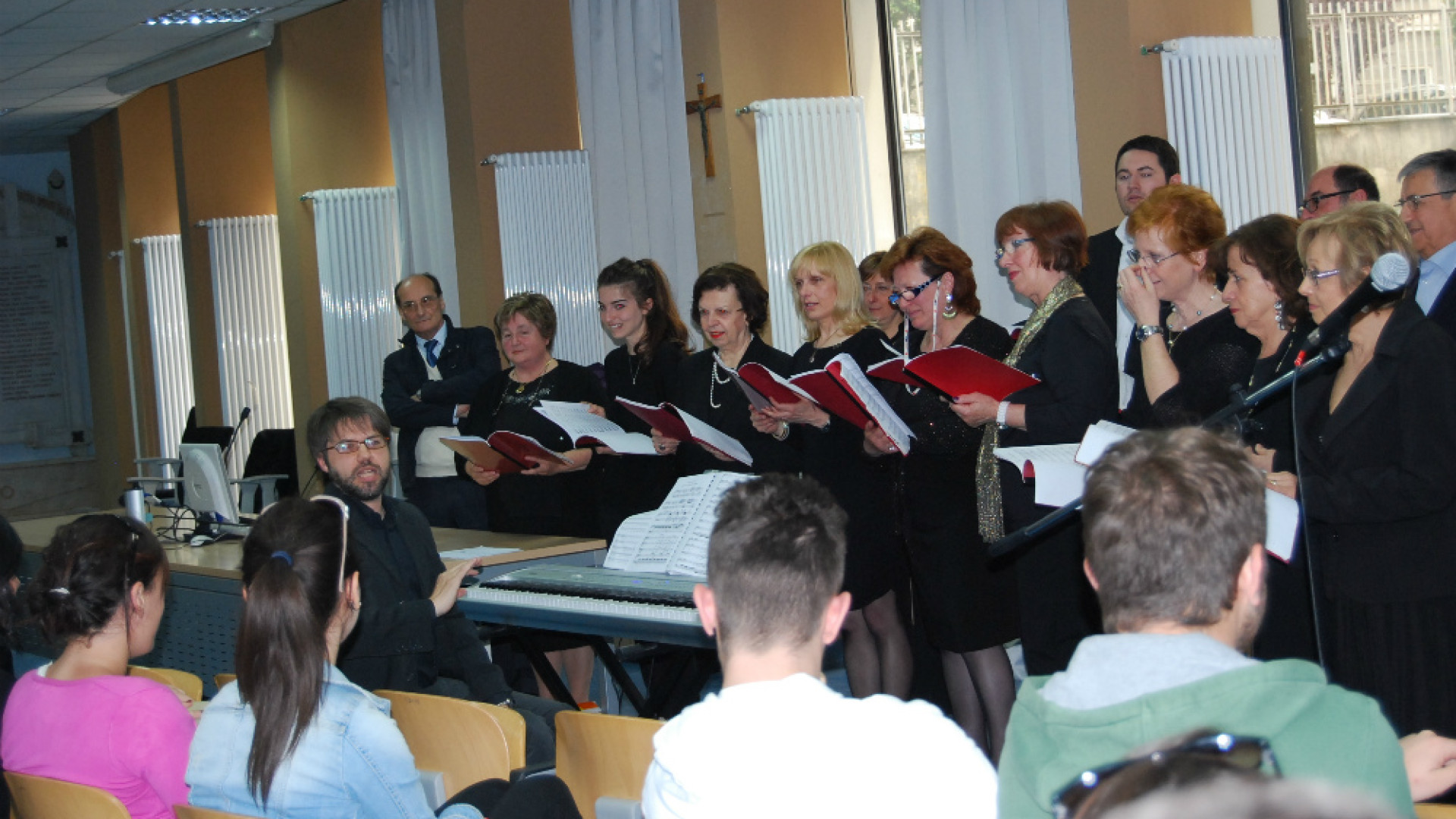 Immagine di Il Coro Polifonico Cremonese conquista l'istituto "Beltrami" con 400 anni di musica