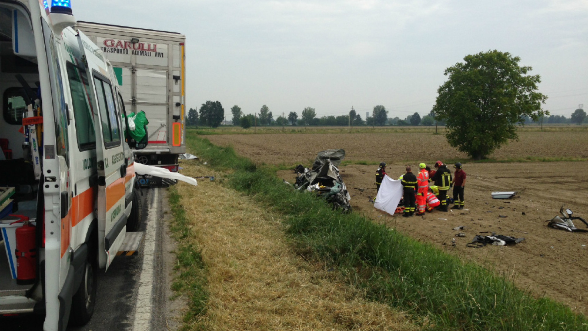 Immagine di Scontro auto-camion a Pieve San Giacomo Ferita una giovane automobilista