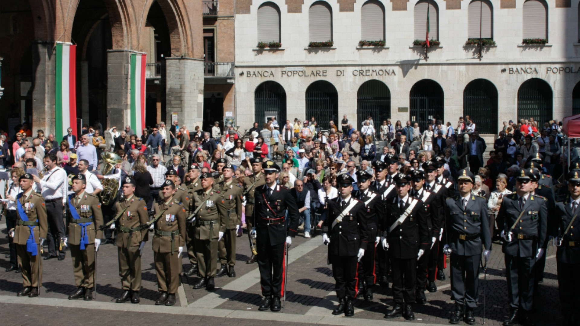 Immagine di La città ricorda la nascita della Repubblica Italiana cerimonia breve e partecipata in piazza del Comune 41 medaglie d'onore ai deportati cremonesi