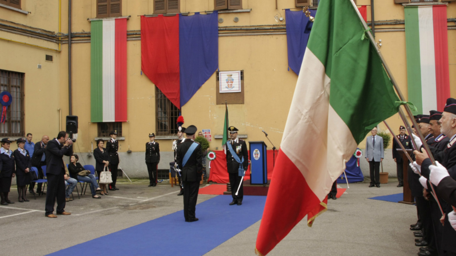 Immagine di Celebrato l'anniversario dell'Arma dei Carabinieri Sobrietà e forte partecipazione in caserma Annunciato il trasferimento del Comandante