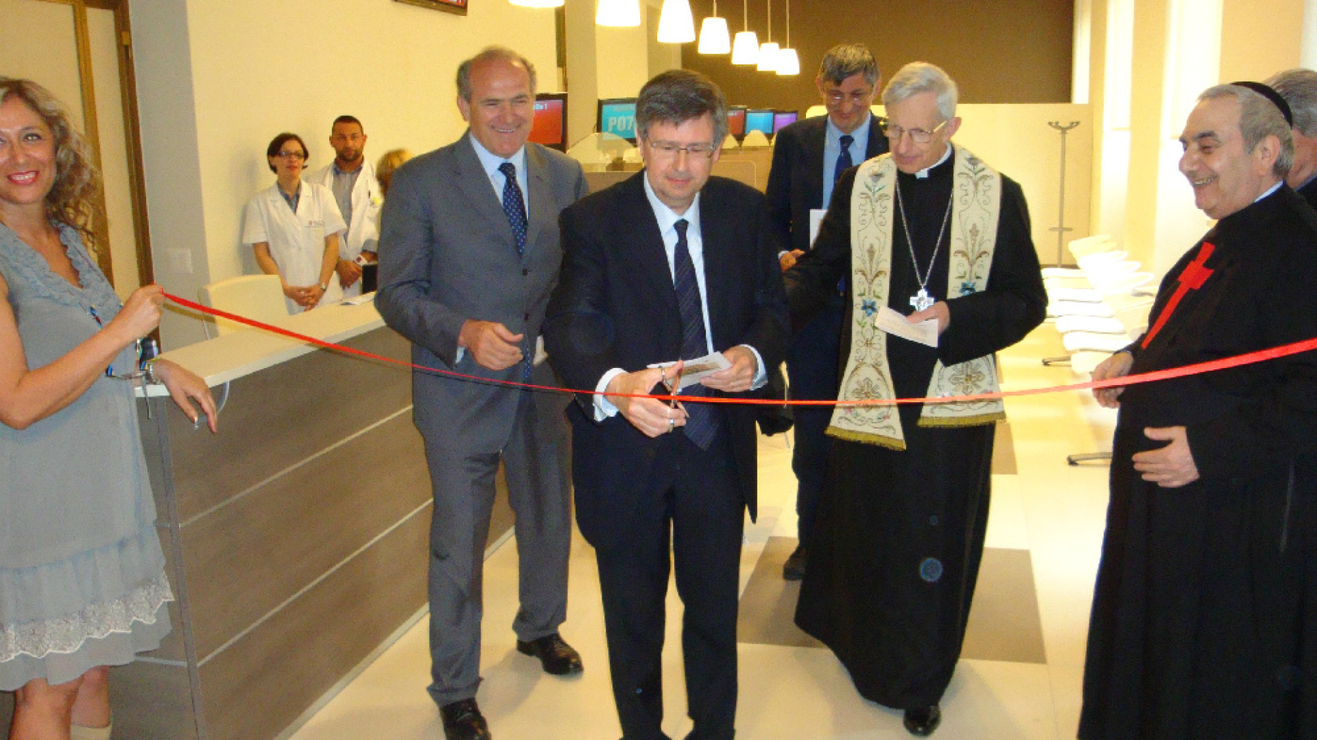 Immagine di San Camillo, apre la nuova sala accettazione Il vescovo: «L'accoglienza è una questione di relazioni, non di muri o tecnologie»