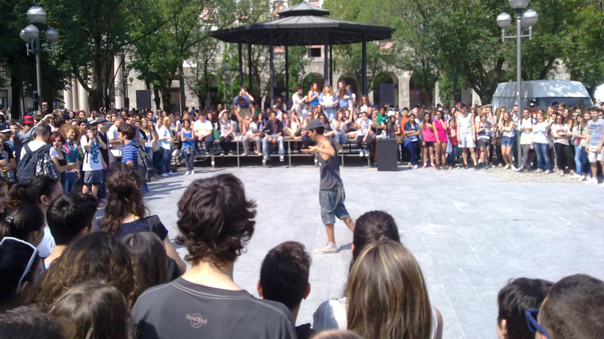 Immagine di Centinaia di ragazzi alla Giornata dell'Arte in piazza Roma