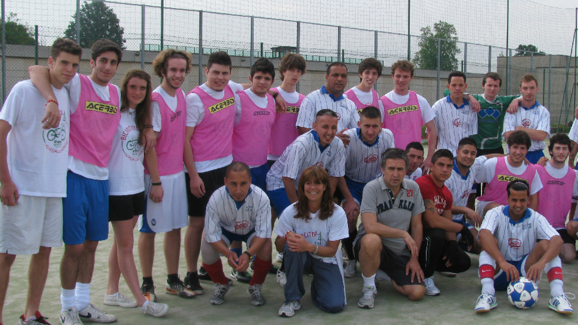 Immagine di Calcio e solidarietà, studenti dell'Aselli sfidano i detenuti sul campo di Cà del Ferro