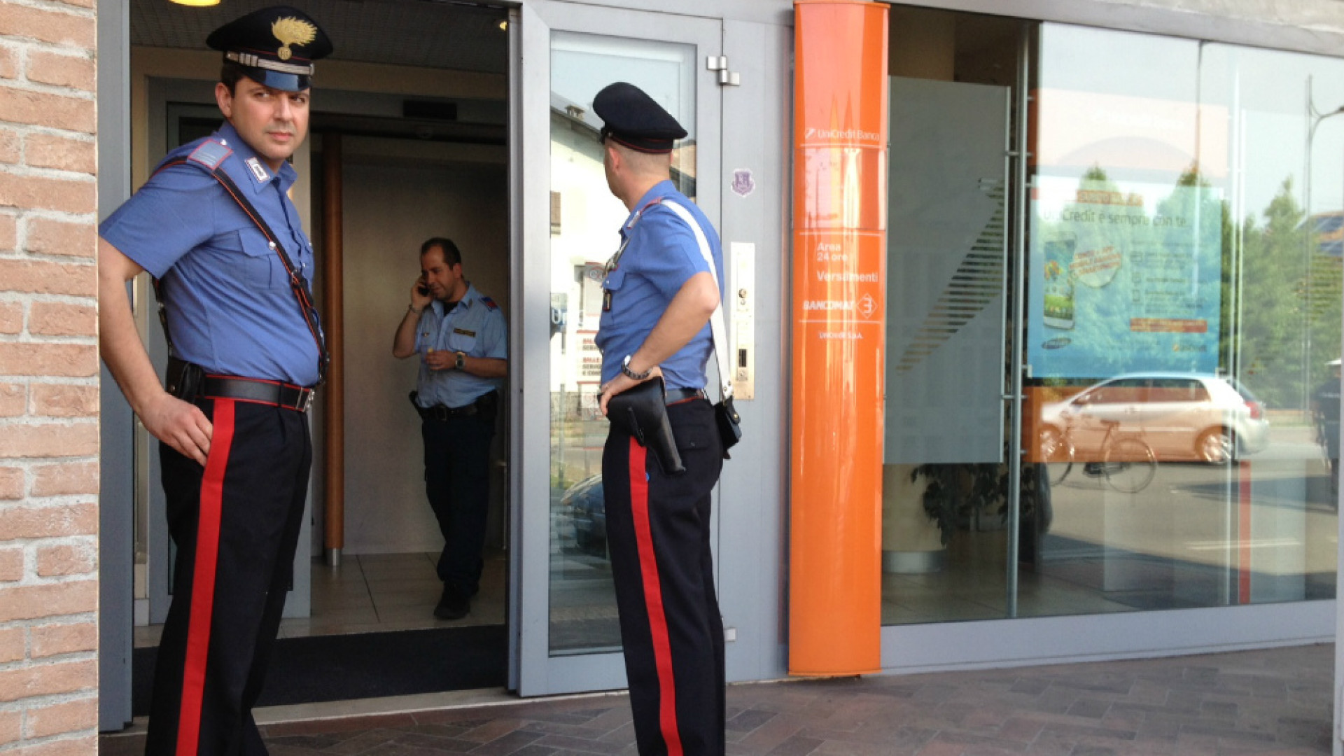 Immagine di Pandino, assalto all'Unicredit Due banditi arrestati dai carabinieri