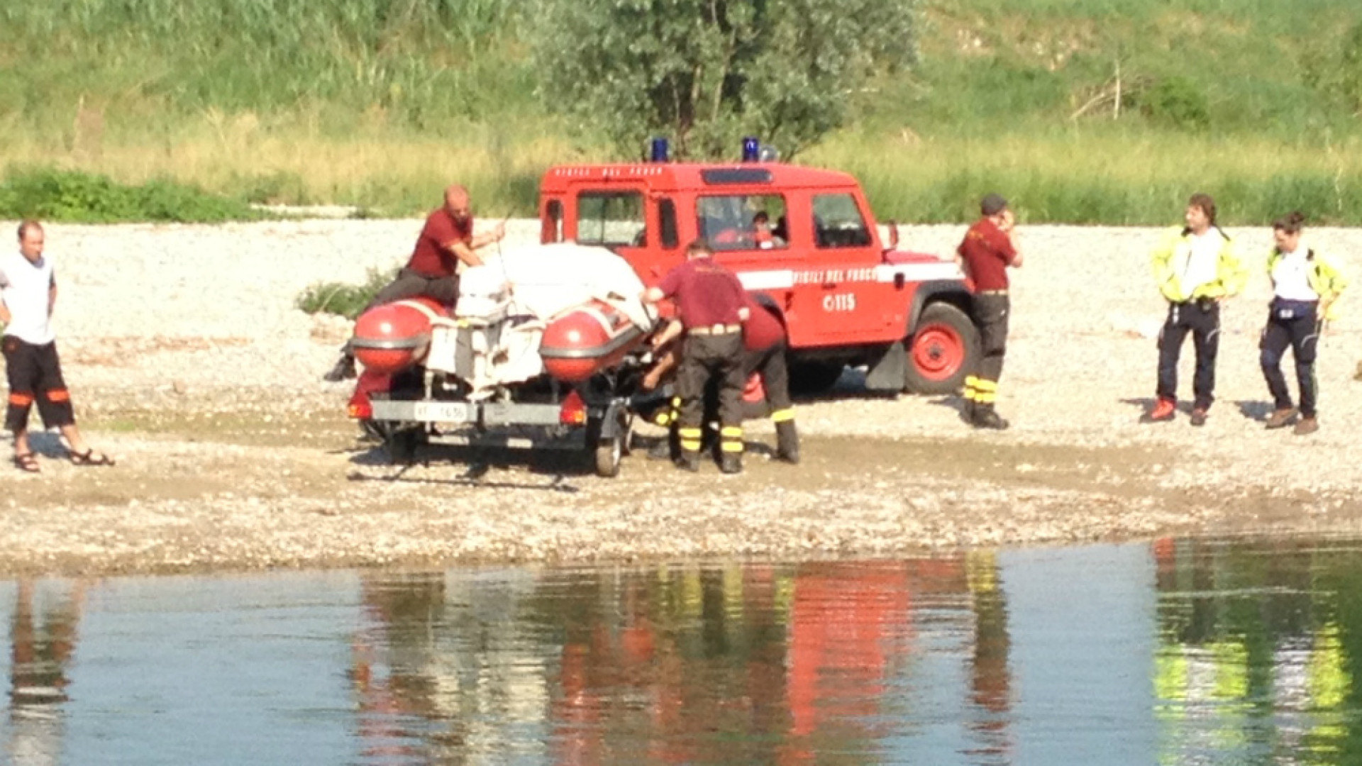 Immagine di Ragazzino disperso nel Serio a Sergnano sommozzatori dei Vigili del fuoco al lavoro