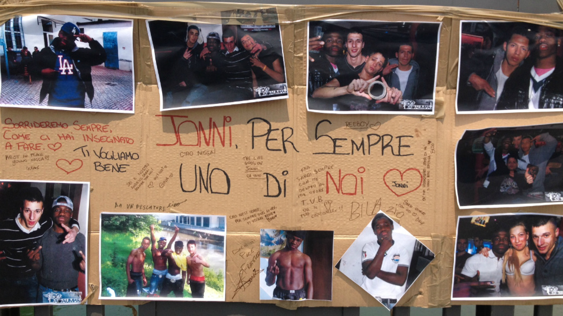 Immagine di Foto e dediche a pennarello per Jonni amici e passanti lasciano un segno per ricordare il sedicenne scomparso ieri